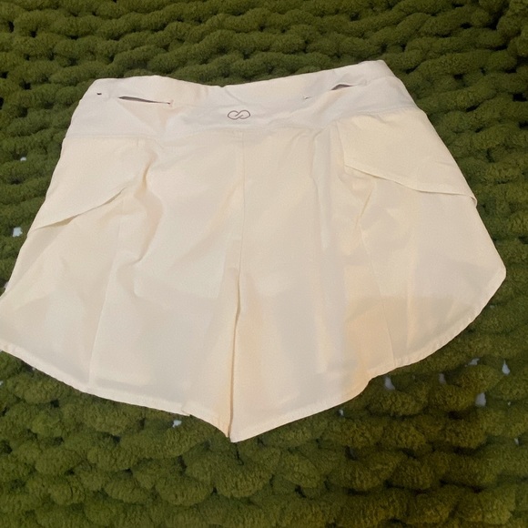 CALIA Shorts - Picture 2 of 3